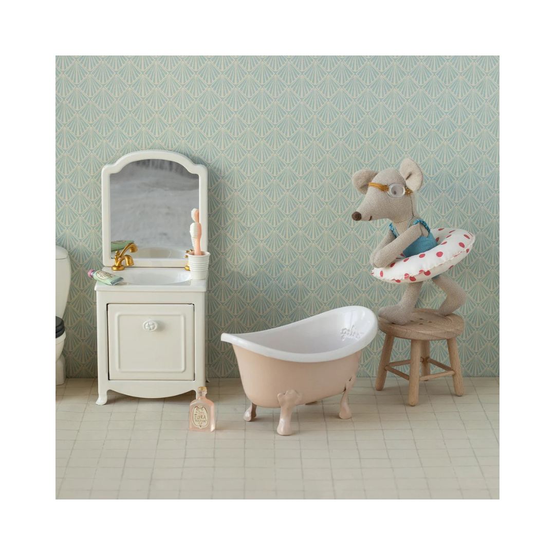 Little sister, Beach mouse with float - Red dots
