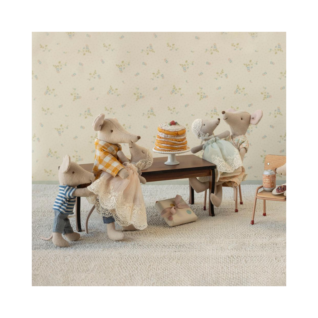 Long dining table, Mouse