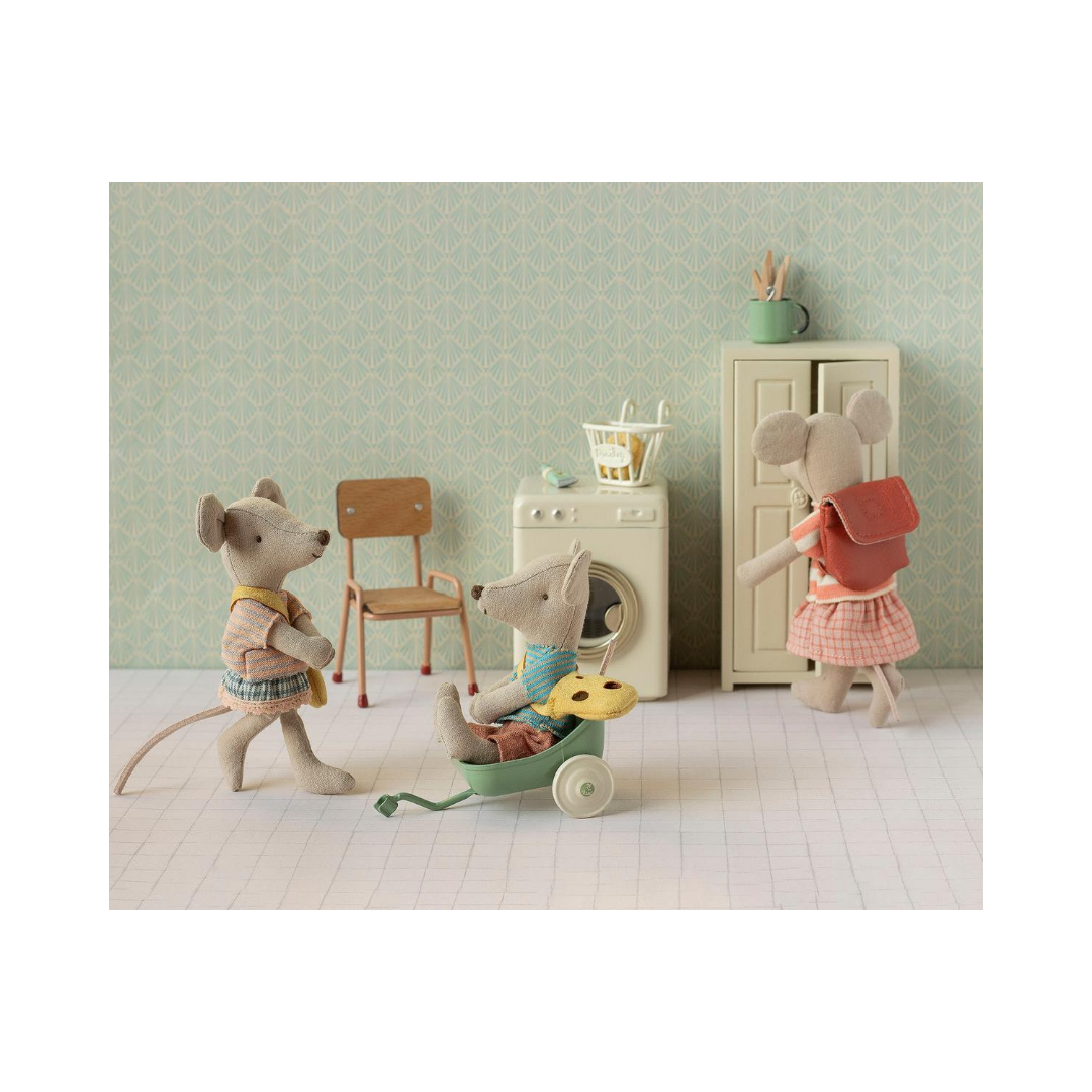 Little sister mouse with bag