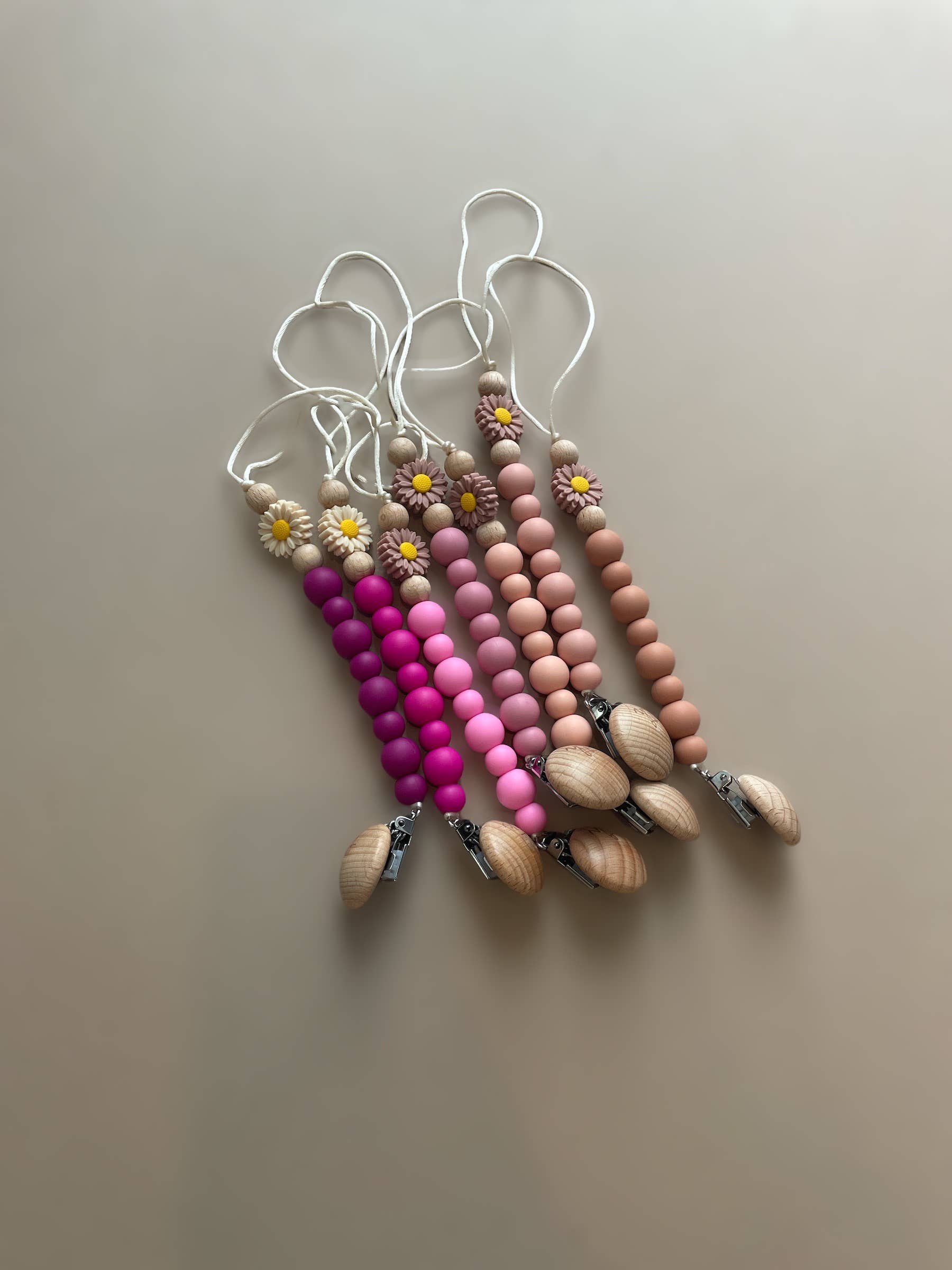 LIMITED EDITION Daisy Grande Pacifier Clip: Peachy