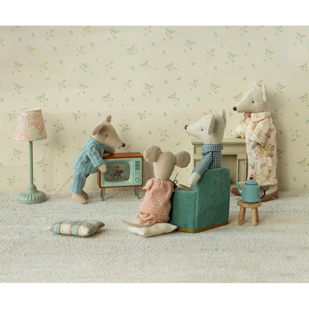 Grandma and Grandpa Mice in Cigar Box — gallery photo 3