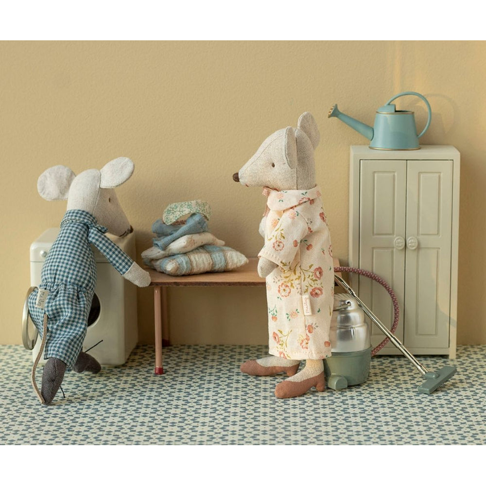Grandma and Grandpa Mice in Cigar Box — gallery photo 4